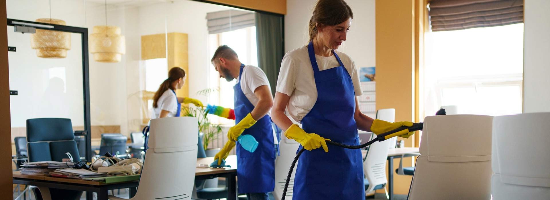 alt="Büroreinigung und Gebäudereinigung für Unternehmen in Norddeutschland"